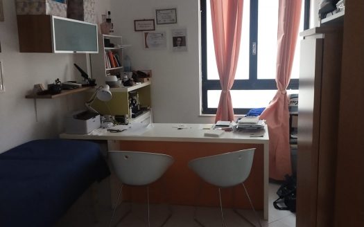 VENDESI APPARTAMENTO USO UFFICIO VIA UMBERTO, 287