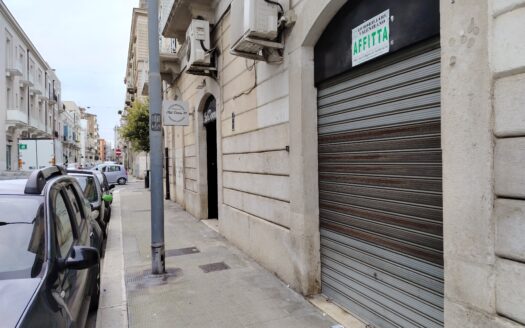 AFFITTASI LOCALE VIA NICOLA DE ROGGIERO, 76