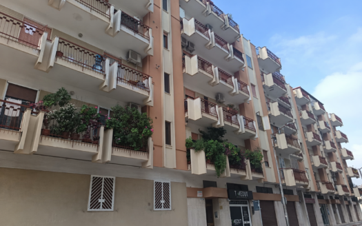 VENDESI APPARTAMENTO VIA PERRONE CAPANO, 28