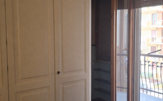 VENDESI APPARTAMENTO VIA PERRONE CAPANO, 28