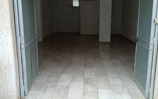 VENDESI LOCALE VIA LARGO CADUTI DI TUTTE LE GUERRE, 27