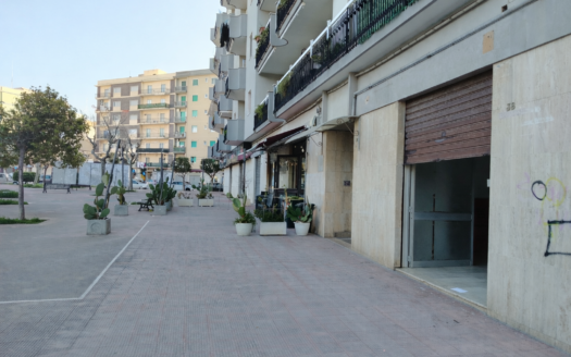 VENDESI LOCALE VIA LARGO CADUTI DI TUTTE LE GUERRE, 27