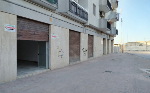 VENDESI LOCALE VIA LARGO CADUTI DI TUTTE LE GUERRE, 27