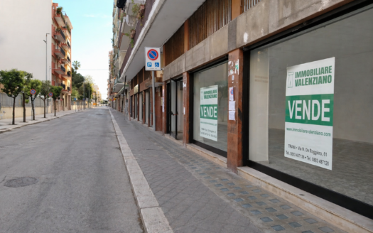 VENDESI LOCALE VIA DE ROBERTIS, 78-80-82-84