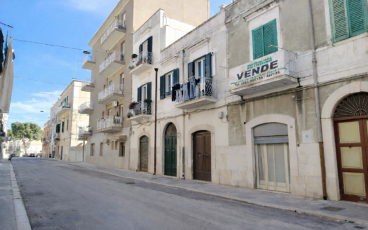 VENDESI APPARTAMENTO VIA ANGELO DE BRAMO, 36