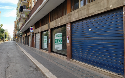 VENDESI LOCALE VIA DE ROBERTIS, 78-80-82-84