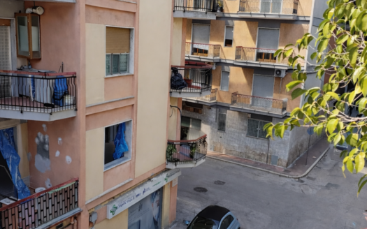 VENDESI APPARTAMENTO VIA POSTUMIA, 3