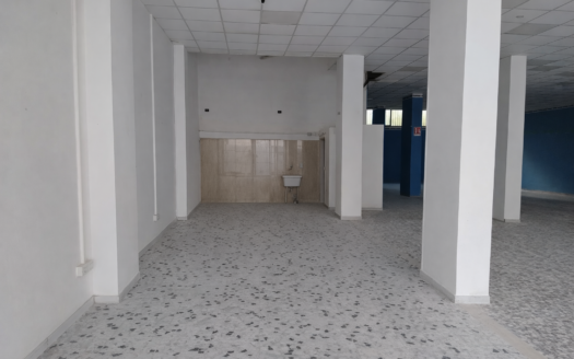 VENDESI LOCALE VIA DE ROBERTIS, 78-80-82-84
