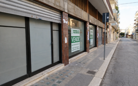 VENDESI LOCALE VIA DE ROBERTIS, 78-80-82-84
