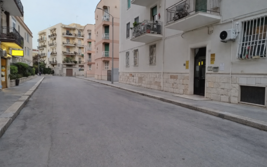 VENDESI APPARTAMENTO VIA POSTUMIA, 3