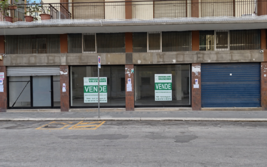 VENDESI LOCALE VIA DE ROBERTIS, 78-80-82-84