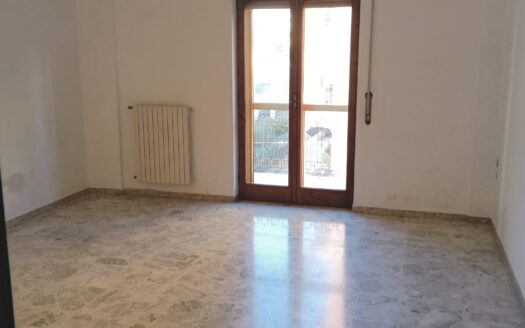 VENDESI APPARTAMENTO PIAZZA DANTE