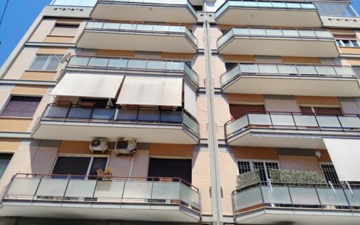 VENDESI APPARTAMENTO VIA MARHERITA DI BORGOGNA, 74