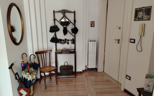 VENDESI APPARTAMENTO VIA MARHERITA DI BORGOGNA, 74