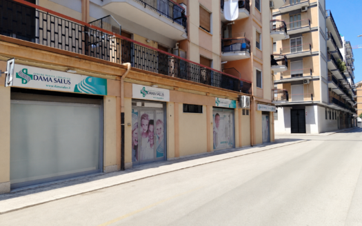VENDESI LOCALE VIA POSTUMIA, 5-7, ANGOLO VIA SAN GERVASIO, 122-124-126-128