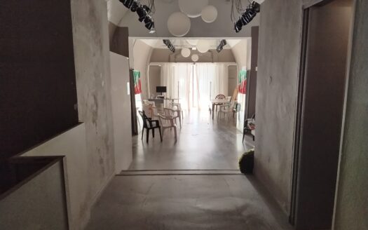 AFFITTASI LOCALE CORSO CAVOUR E VIA SAN GIOERGIO