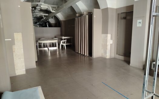 AFFITTASI LOCALE CORSO CAVOUR E VIA SAN GIOERGIO