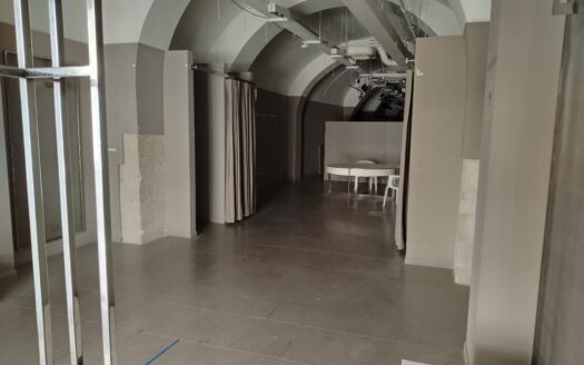 AFFITTASI LOCALE CORSO CAVOUR E VIA SAN GIOERGIO