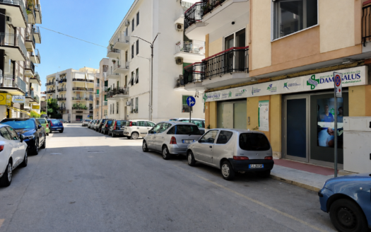 VENDESI LOCALE VIA POSTUMIA, 5-7, ANGOLO VIA SAN GERVASIO, 122-124-126-128