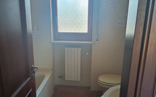 VENDESI APPARTAMENTO VIA MALCANGI ANGOLO VIA POZZO PIANO
