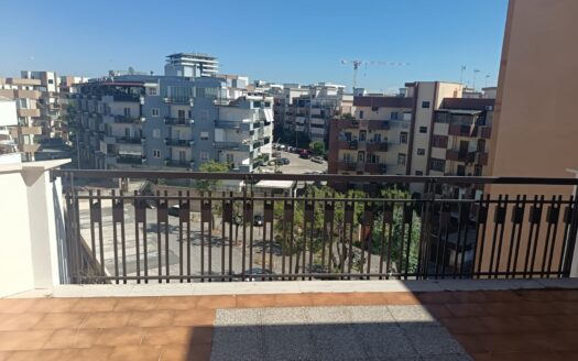 VENDESI APPARTAMENTO VIA MALCANGI ANGOLO VIA POZZO PIANO