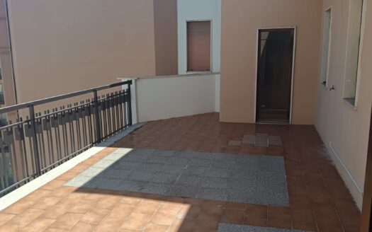 VENDESI APPARTAMENTO VIA MALCANGI ANGOLO VIA POZZO PIANO