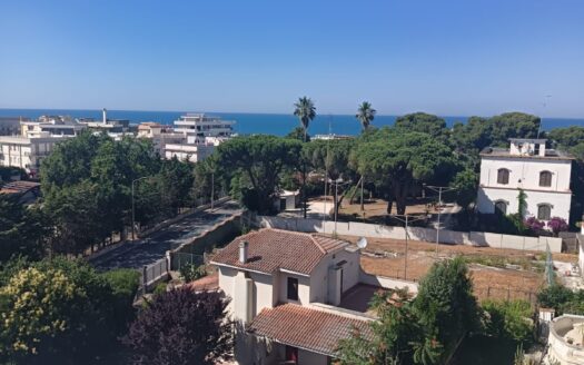 VENDESI APPARTAMENTO VIA MALCANGI ANGOLO VIA POZZO PIANO