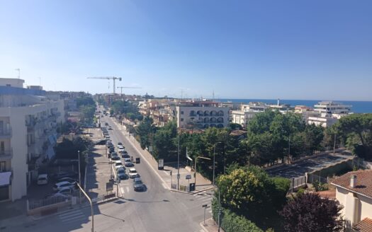 VENDESI APPARTAMENTO VIA MALCANGI ANGOLO VIA POZZO PIANO
