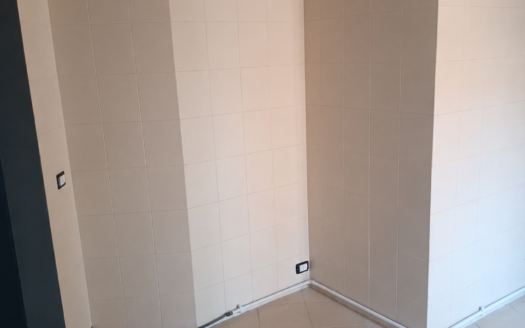 VENDESI APPARTAMENTO VIA MALCANGI ANGOLO VIA POZZO PIANO