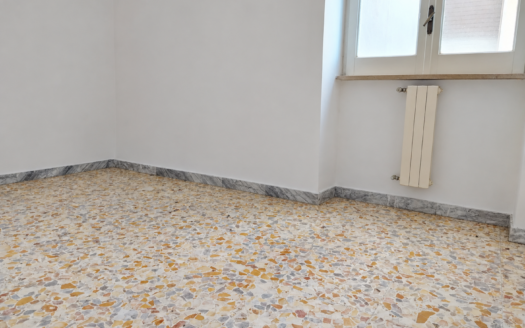 VENDESI APPARTAMENTO VIA ROVERETO, 12