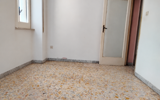VENDESI APPARTAMENTO VIA ROVERETO, 12