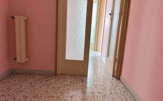 VENDESI APPARTAMENTO VIA ROVERETO, 12
