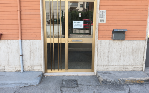 VENDESI APPARTAMENTO VIA ROVERETO, 12