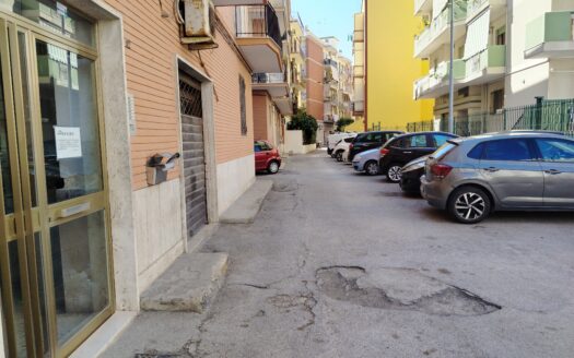 VENDESI APPARTAMENTO VIA ROVERETO, 12