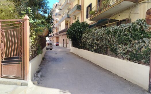 VENDESI APPARTAMENTO VIA ROVERETO, 12