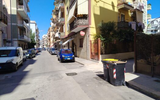 VENDESI APPARTAMENTO VIA ROVERETO, 12