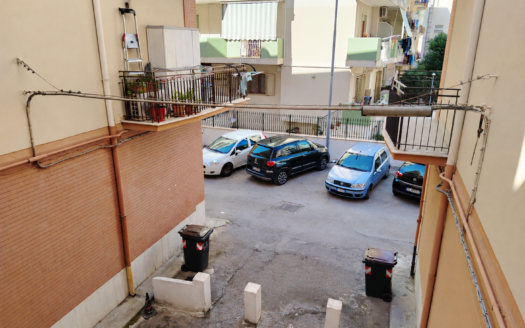 VENDESI APPARTAMENTO VIA ROVERETO, 12
